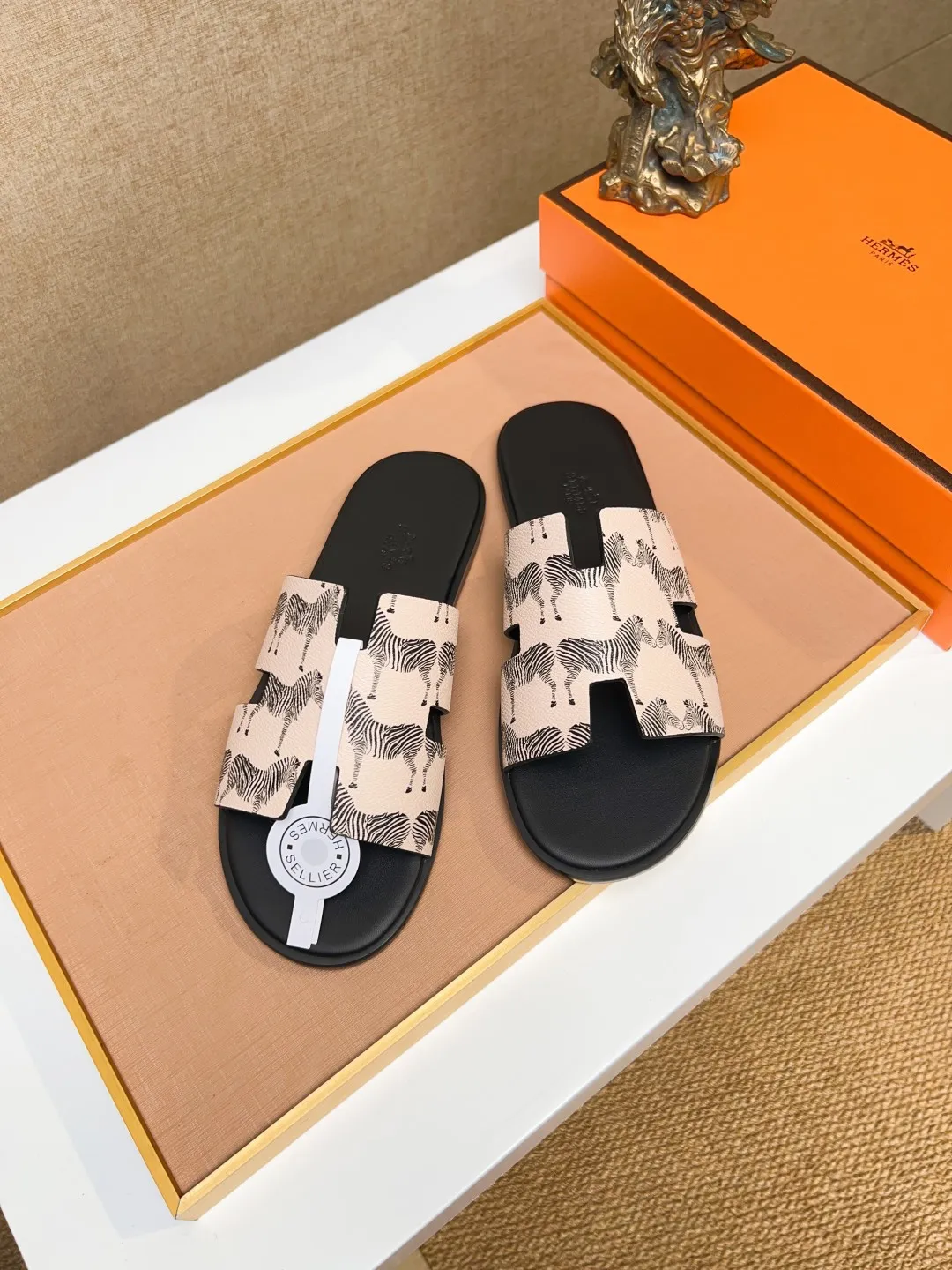 Men's clothing and shoes 💰280 💅💅💅 new arrival. Hermes Hermes official website latest counter synchronized new oran color leather H slippers, the original Paris version flew back to the original model and opened the mold to make it perfectly🍌The highest quality Sincerity, you can enter and leave the counter at will [Deyi] The upper is made of original customized  colored palm prints, crocodile print, ostrich print, colored cow leather, colored cow suede, 🤔 horse hair, 🥳 colored diamonds, 🥰 3D printing, and other genuine leather slippers, imported cow pattern foot pad lining, Italian  latest original genuine leather combination outsole Code number: 38-48 (customized at 46.47.48) Can be made into picture combination sole with genuine leather pattern and ordinary molded outsole